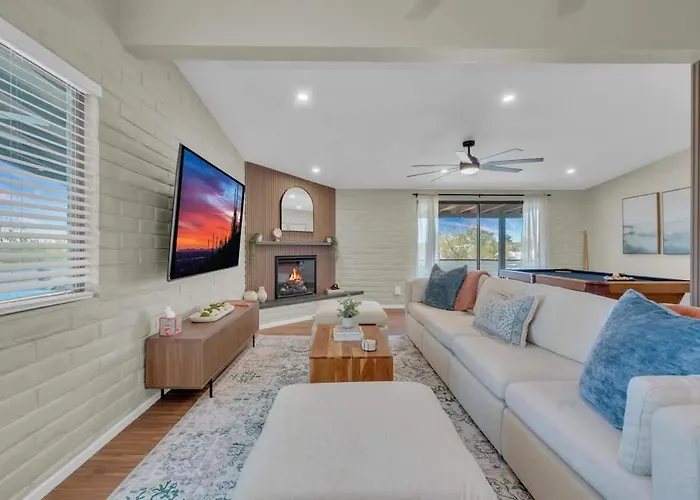 Holiday home Mid Century With Hot Tub & Pool Table Tucson