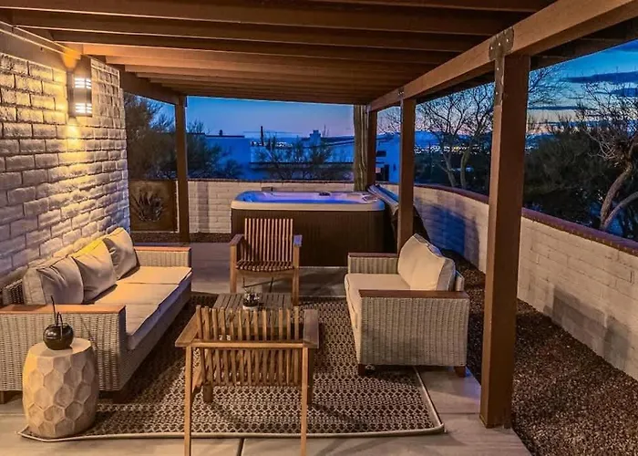 Mid Century With Hot Tub & Pool Table Holiday home *