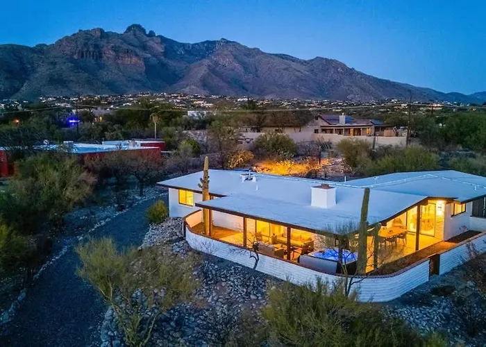 Holiday home Mid Century With Hot Tub & Pool Table Tucson