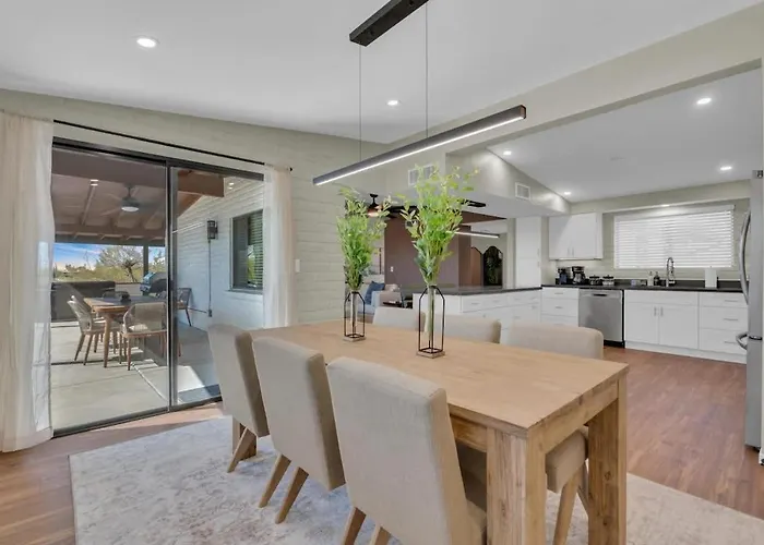 Holiday home Mid Century With Hot Tub & Pool Table Tucson
