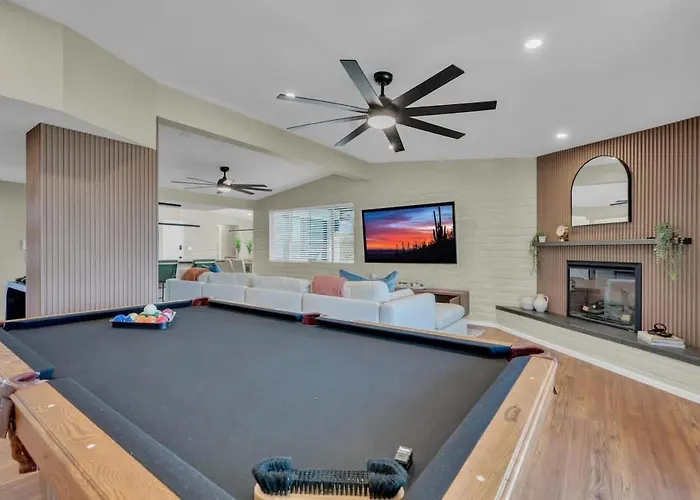 Holiday home Mid Century With Hot Tub & Pool Table