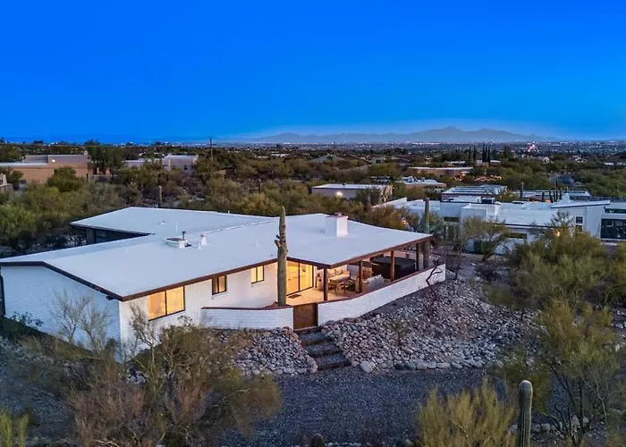 Mid Century With Hot Tub & Pool Table Holiday home