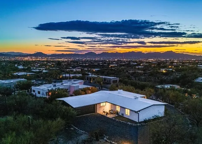 Mid Century With Hot Tub & Pool Table Holiday home
