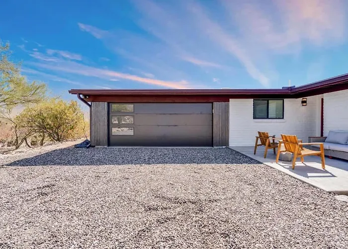 Mid Century With Hot Tub & Pool Table Holiday home *
