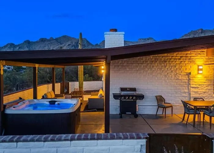 Mid Century With Hot Tub & Pool Table Holiday home *