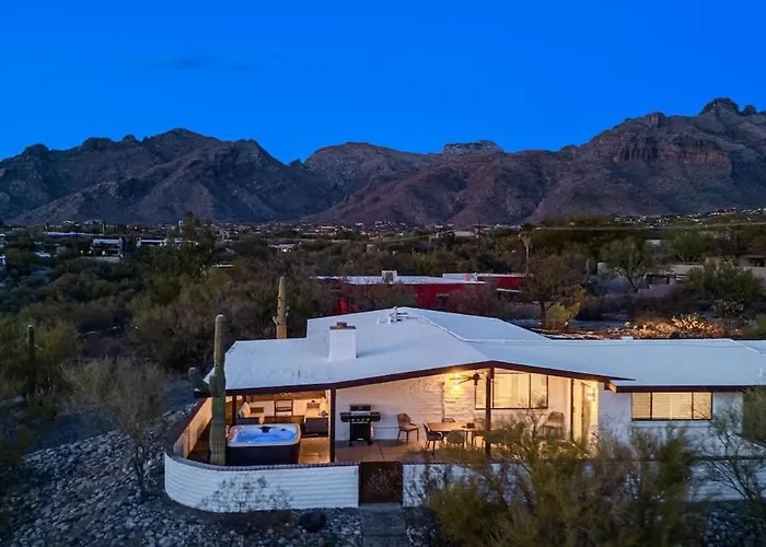 Holiday home Mid Century With Hot Tub & Pool Table Tucson
