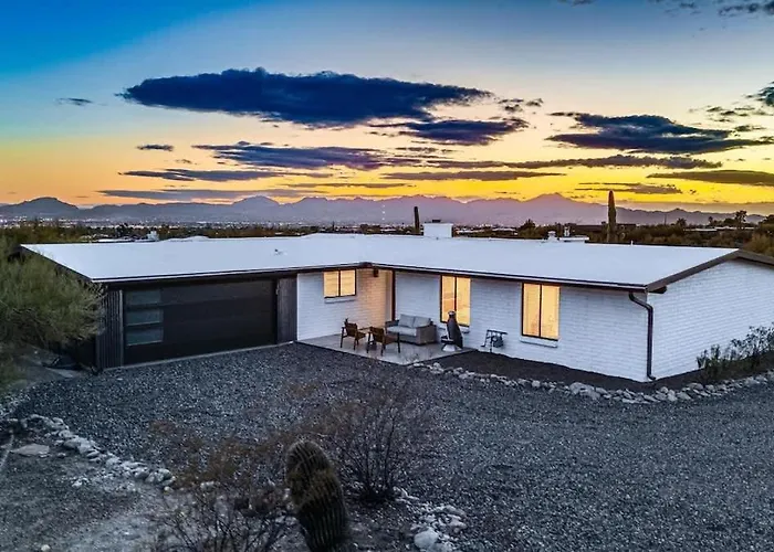 Mid Century With Hot Tub & Pool Table Holiday home *