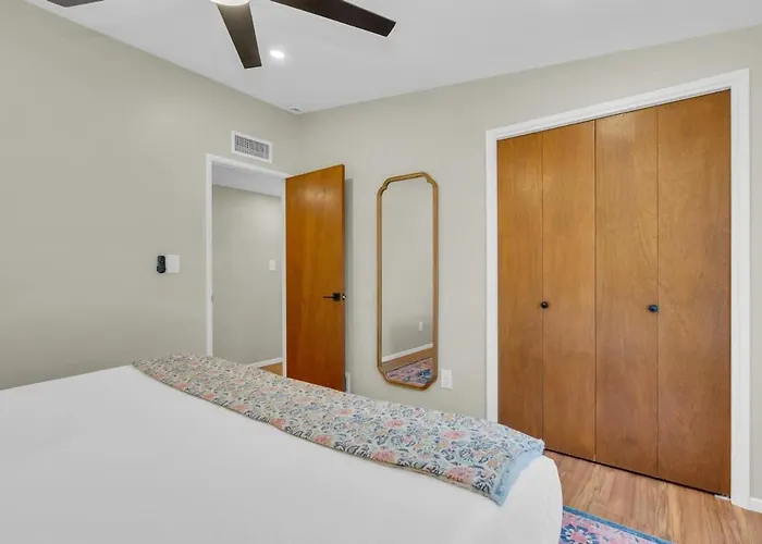 Holiday home Mid Century With Hot Tub & Pool Table