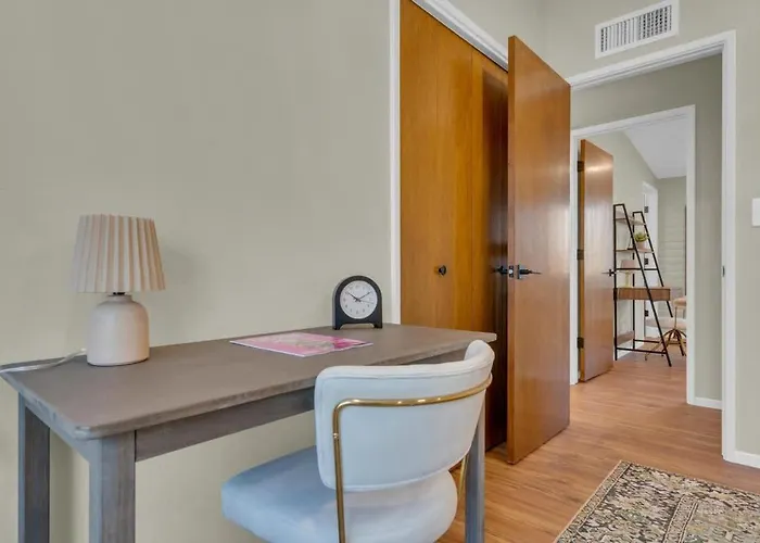 Mid Century With Hot Tub & Pool Table Holiday home