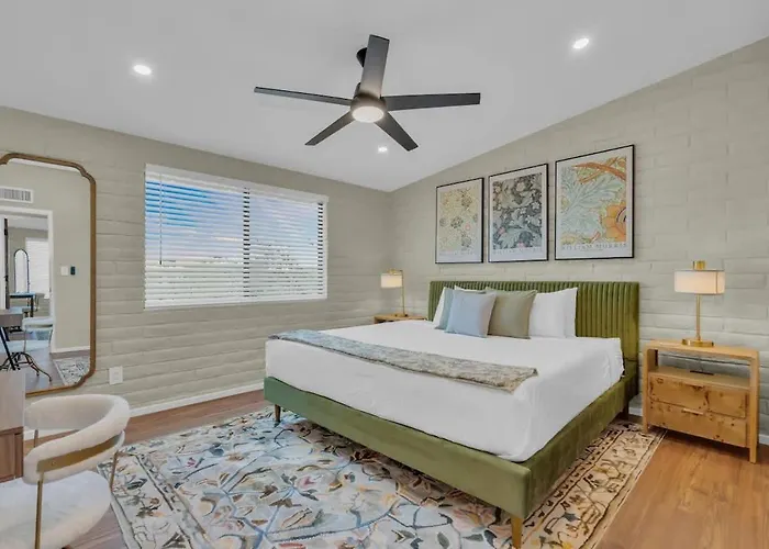 Mid Century With Hot Tub & Pool Table Holiday home *