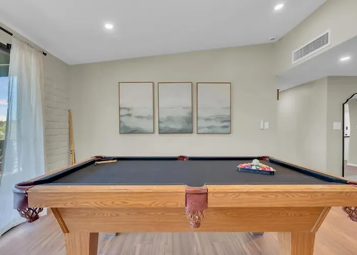 Mid Century With Hot Tub & Pool Table Holiday home *
