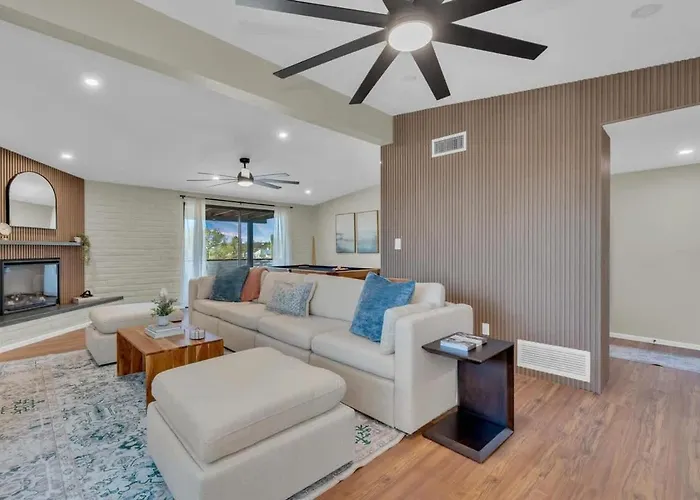 Mid Century With Hot Tub & Pool Table Holiday home