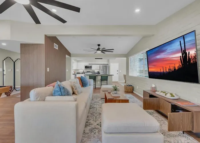 Mid Century With Hot Tub & Pool Table Holiday home *