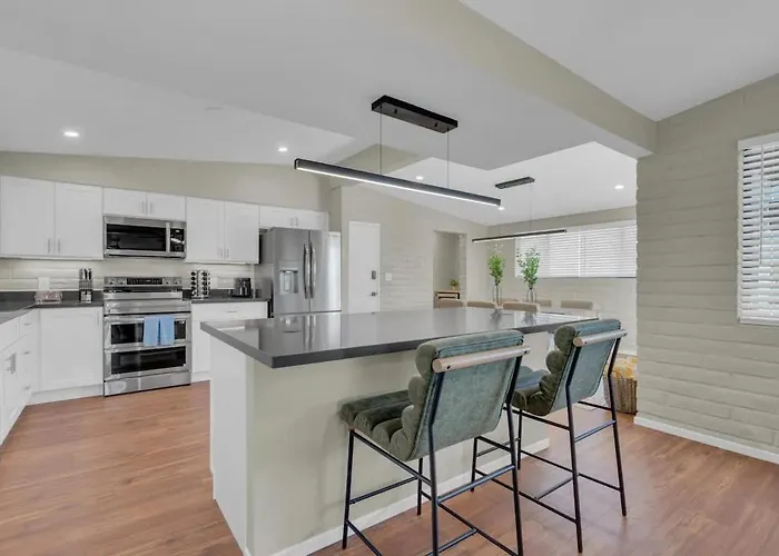 Mid Century With Hot Tub & Pool Table Holiday home