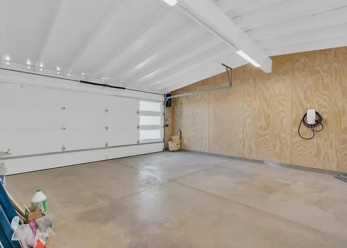 Mid Century With Hot Tub & Pool Table * Tucson