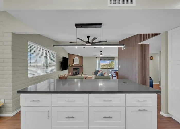 Mid Century With Hot Tub & Pool Table Holiday home *