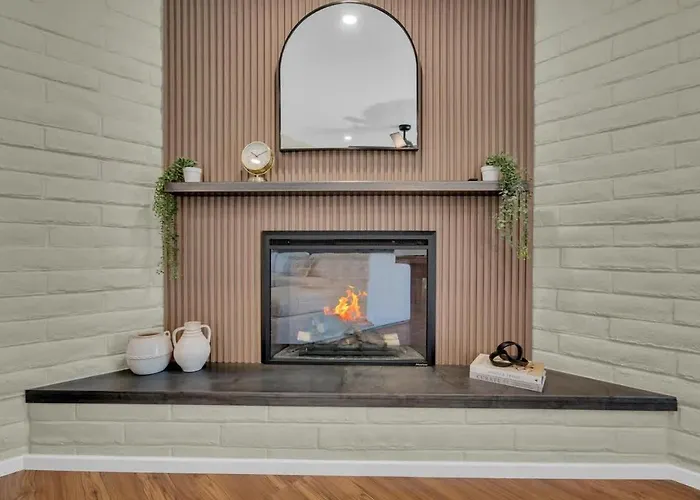 Mid Century With Hot Tub & Pool Table Holiday home *