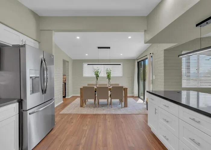 Holiday home Mid Century With Hot Tub & Pool Table