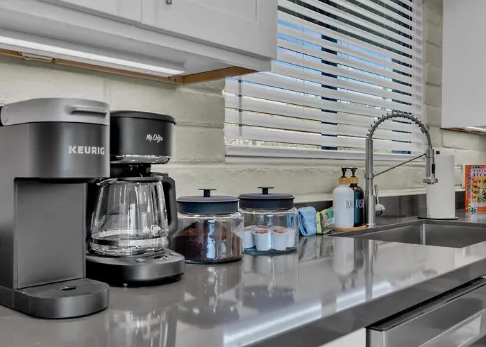 Mid Century With Hot Tub & Pool Table Holiday home