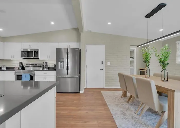 Mid Century With Hot Tub & Pool Table Holiday home