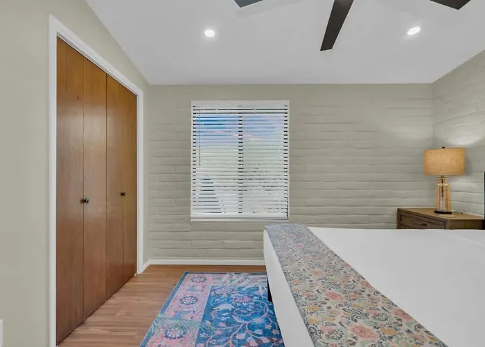 Holiday home Mid Century With Hot Tub & Pool Table