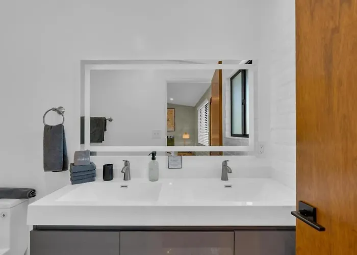 Holiday home Mid Century With Hot Tub & Pool Table