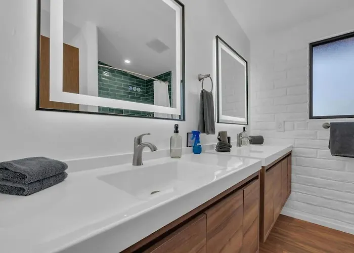 Mid Century With Hot Tub & Pool Table Holiday home Tucson