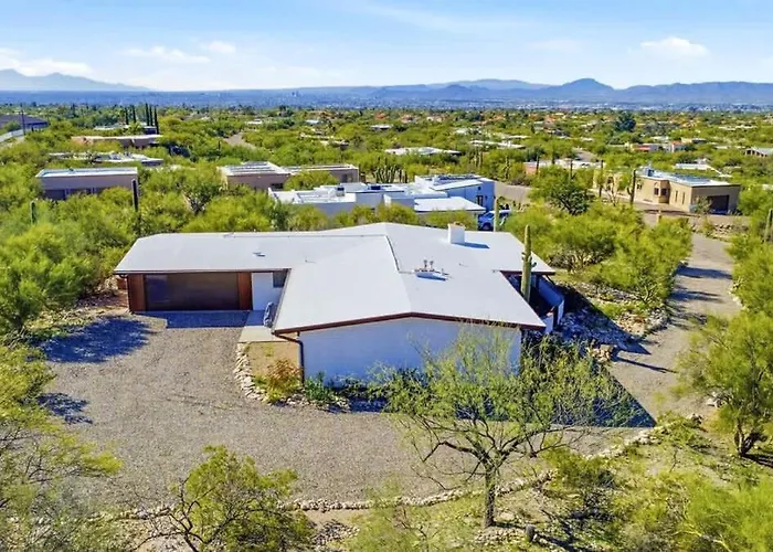 Holiday home Mid Century With Hot Tub & Pool Table Tucson