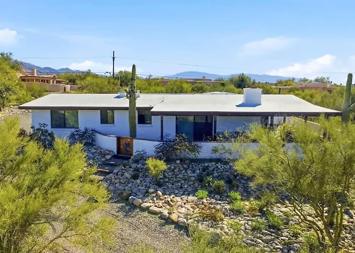 Holiday home Mid Century With Hot Tub & Pool Table