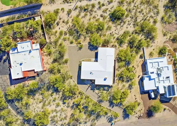 Mid Century With Hot Tub & Pool Table Holiday home